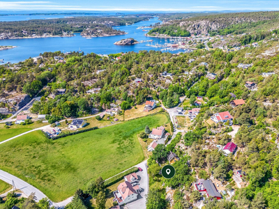 NY PRIS! Kondemnabel enebolig på over 2,3 mål stor tomt. Idylliske omgivelser nær sjøen. 15 min. til sentrum.