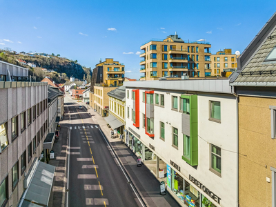 NY PRIS OG VISNING - Lettstelt fin selveierleilighet i Holmestrand sentrum med 2 soverom - felles stor terrasse, heis.