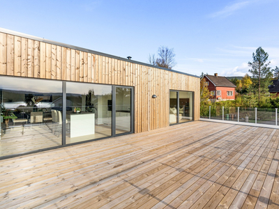 NY toppleilighet med utsikt mot Harestuvannet. 3 soverom, gode solforhold og takterrasse.