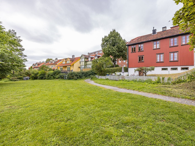 Nydelig enebolig med skjermet solrik hage, fra oppr. år 1823 - Fem p-plasser! Rolig oase midt i byen! Sjelden anledning!