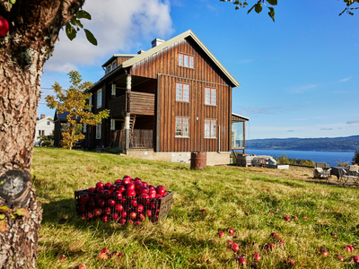 Nydelig tømmervilla med enestående Mjøsutsikt | Unike detaljer, stor tomt og tilbygg | Fantastiske friluftsmuligheter!