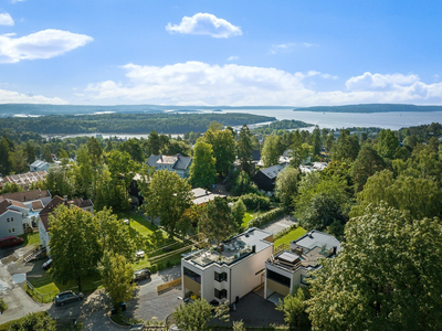 Nyoppført, moderne og meget innholdsrik enebolig med 6 soverom og 4 bad- Stor, solrik takterrasse- Utsikt