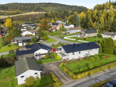 Pen eiendom i rolig og stille gate. Solrik og barnevennlig tomt. Nær barnehage og skoler. Garasje.