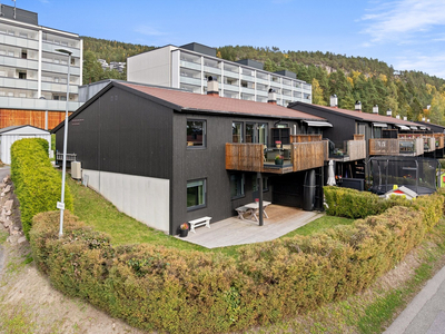 Populært enderekkehus beliggende i høyden med flott utsikt - 3 soverom - Flott hage og solrike uteplasser - Garasjeplass