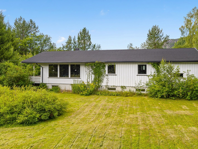 Praktisk enebolig med carport på flat og fin tomt. Oppgraderings behov.