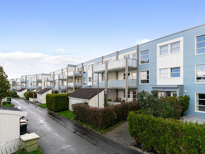 Praktisk, innholdsrik toppleilighet med utsikt og gode solforhold. Carport