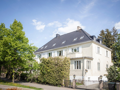 Romslig townhouse (BRA 431 kvm.) med skjermet hage, flere solrike uteplasser og dobbelgarasje. Moderniseringsbehov.