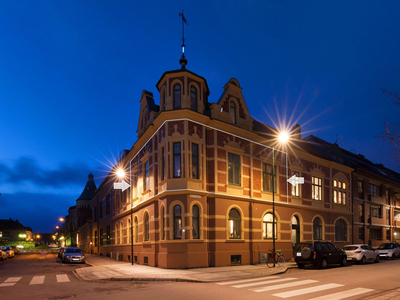 Ærverdig hjørneleilighet med god takhøyde - Balkong og bosoneparkering - Bygg renovert i 04 og leilighet i 2015!