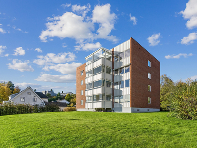 Sentral og romslig 3-roms andelsleilighet, med innglasset balkong og flott utsyn. God planløsning