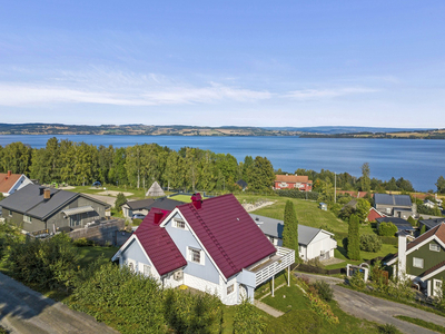 Sjarmerende hus med fantastisk Mjøsutsikt! Kort vei til skole, barnehage og servicefunksjoner. 4 soverom.