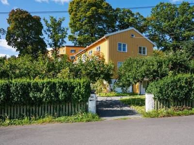 Skjermet villa (315 m²) med nydelig beliggenhet og solrik tomt. Sep. inngang u. etg. Renoveringsobjekt.