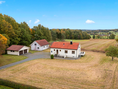 Småbruk med ca 30 mål med sentral beliggenhet - dyrkbar jord og skog.