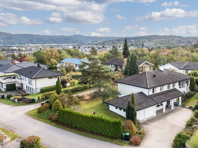 Solrik, romslig og velholdt enebolig med hybel og dobbel garasje. Barnevennlig og attraktivt boligstrøk.