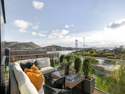 Nydelig sjøutsikt mot byfjorden. Heis, garasjeplass og stor terrasse. Kun ca. 13 min. med bil til Bergen sentrum.