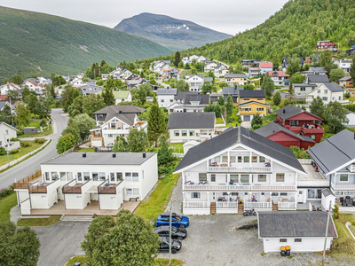 Stor leilighet med utleie sentralt i Tromsdalen. Parkering. Kort vei til barnehage, skole, butikk og busstopp!