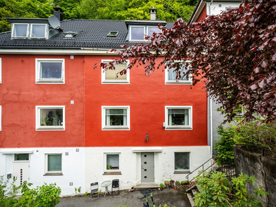 Stort bolighus med gode leieinntekter - Felles bakgård på ca. 50m² - Gangavstand til alt Bergen sentrum har å by på!