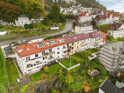 Stort bolighus med solrik hage i attraktivt boligområde i Sandviken |Oppussing/renovering & stort potensiale.