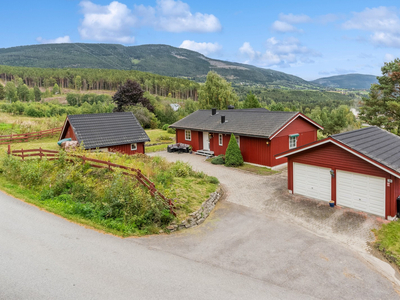 Tiltalende enebolig med dobbelgarasje og eget uthus beliggende i et stille og skjermet område | Pent opparbeidet hage