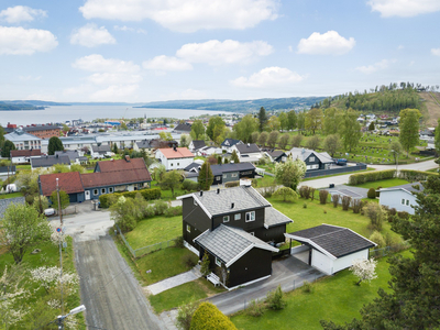 Trivelig enebolig med 4 soverom - stor, solrik tomt nær sykehuset og skoler