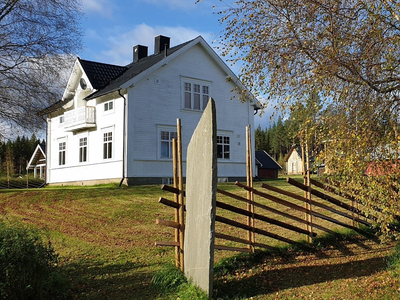 Unik, herskapelig og gjennomgående ivaretatt sveitservilla fra tidlig 1900-tall med 3 sov. Flott eiendom som må sees!