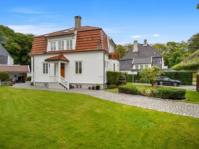 Usedvanlig flott villa med garasje, dobbel carport og usjenert solrik hage. Godt vedlikeholdt og flere oppgraderinger.