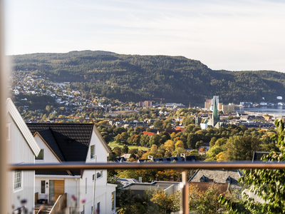 Utsøkt familiebolig med formidabel utsikt. Flere uteplasser og sol fra ca. 13:00-23:00. Hage. Elbillader.