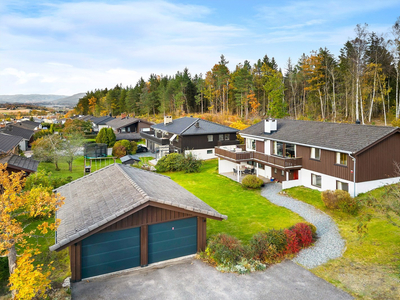 Velholdt, innholdsrik familiebolig i meget attraktivt område. Solrik utsiktstomt med grense til friareal. Dobbel garasje