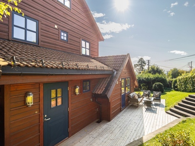 VINDEREN/SLEMDAL | Flott enderekkehus med god standard, solrike uteplasser og garasjeplass | Attraktivt og barnevennlig