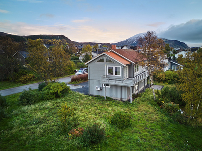 Visning TIRSDAG 24/10 KL 1645! MELBU- Romslig familiebolig - 3 stuer- 4 soverom - Gangavstand til sentrum