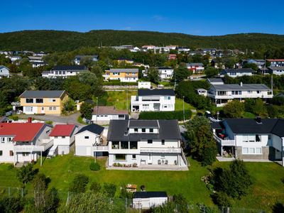 Familievennlig og innholdsrik enebolig med utleie og nydelig utsikt - Garasje