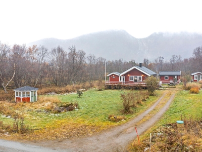 Mevik - Nydelig og pent vedlikeholdt hytte med enestående beliggenhet i vakre omgivelser | Naust | Utsikt | Stor tomt