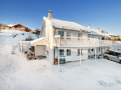 100 kvm. enderekkehus m/glimrende beliggenhet på feltet. Flott utsikt over Steinsfjorden!