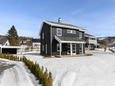 BRUMUNDDAL - Nyoppført og moderne enebolig med carport. Barnevennlig og attraktiv beliggenhet.