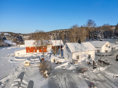 Ådalen gård i Rakkestad | 43 daa dyrket, 378,3 daa skog. Oppgradert våningshus, bryggerhus og 2 driftsbygninger