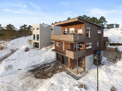 En flott enebolig over 3 etasjer med dobbel garasje, stor solrik terrasse med utsikt og hage.