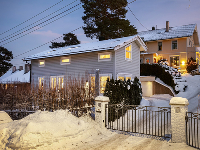 Enebolig med attraktiv beliggenhet i rolig villavei. Høy standard med arkitekttegnede løsninger, garasje og bergvarme