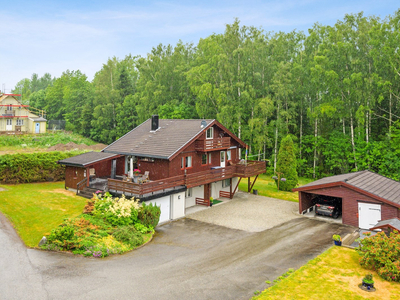 Enebolig med landlig beliggenhet|Garasje|Barnevennlig|Stor, pent opparbeidet tomt|Stor, solrik terrasse