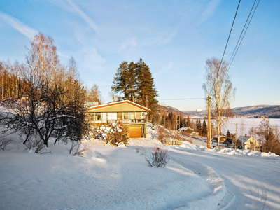 Enebolig på stor tomt og med flott utsikt utover Storsjøen!