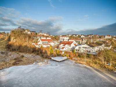 Familiebolig over to plan m/ carport. Vestvendt terrasse m/ idyllisk utsyn, uten sjenerende innsyn! Peis + varmepumpe.