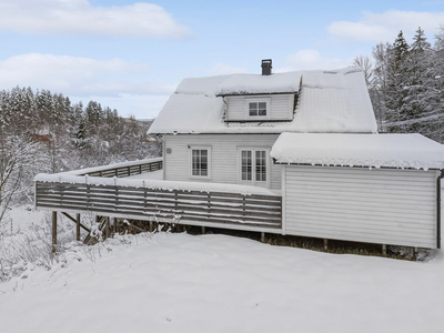 Familievennlig enebolig i Gjerstad|Landlig beliggenhet med kort vei til naturen|Romslig terrasse|4 sov - 2 bad - 2 stuer