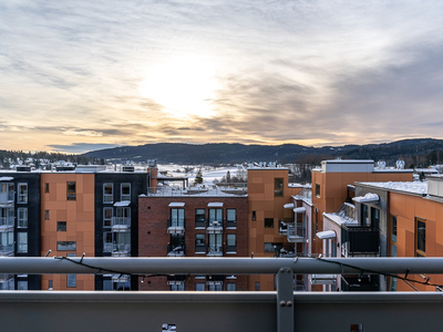 Flott 2-roms leilighet i toppetasjen m/ solrik balkong og flott utsikt | Felles takterrasse | Garasjeplass | IN-ordning!