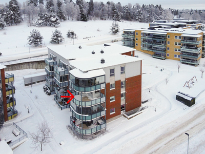 Flott 3-roms andelsleilighet med stor sydvestvendt balkong. Garasjeplass. Heis. 50+. Sentrumsnært.