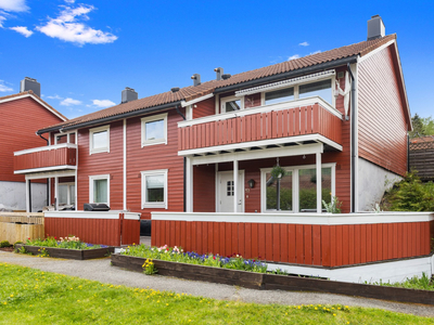 Flott 3-roms med en moderne stil - Stilrent kjøkken fra 2018 - Lekkert bad fra 2020 - Terrasse på ca. 40 kvm - Garasje.