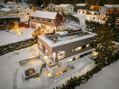 Flott funkisbolig (Ny 2013) med suveren beliggenhet og utsikten vi drømmer om - Stor takterrasse - Integrert garasje