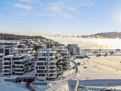 Flott hjørneleilighet i 1. rekke mot sjøen - Delikat innredet - Høy standard - 3 soverom og 2 bad - Heis - Garasjeplass