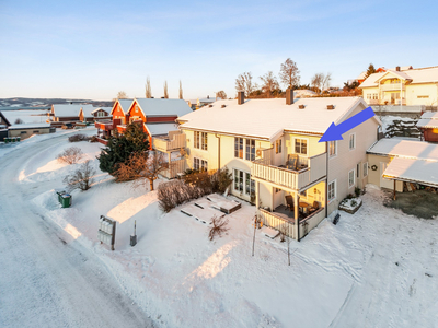 Flott og moderne 4-roms selveier beliggende på Julsborg. Carport. God lagringsplass. Gode sol og utsiktsforhold.