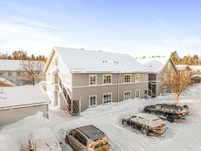 Flott og romslig leilighet over 2 plan med solrik balkong og garasjeplass beliggende i et rolig og populært nabolag.