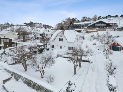 Flott og stilfull villa | Idyllisk tomt på 1,2 mål | Anneks/uthus | Hybel som leies ut for 7500,- +strøm per mnd.