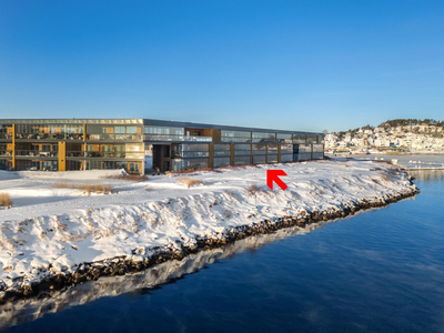 Frontleilighet i vannkanten - Gjennomgående leilighet med uteplass på to sider - Stor innglasset balkong. MÅ SEES!