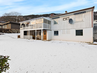 Innholdsrik enebolig beliggende i barnevennlige omgivelser - Garasje og carport - Gode utleiemuligheter - Solrik tomt